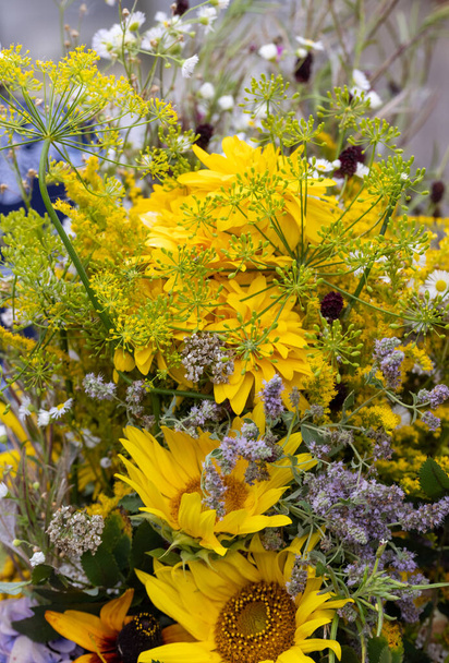 Tradycyjny bukiet kwiatów, ziół i owoców, które są symbolem lata  - Zdjęcie, obraz