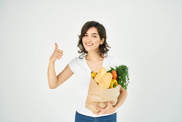 весела жінка позитивний той же пакет струн з продуктами в супермаркеті доставки
 - Фото, зображення