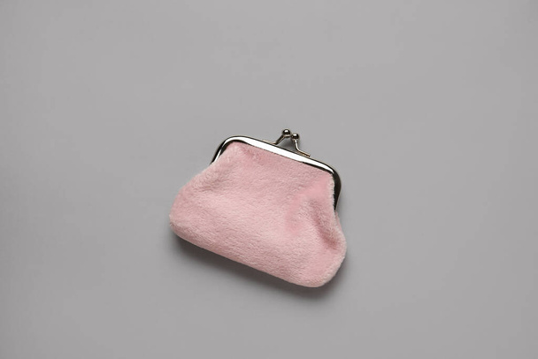 Billetera rosa sobre fondo gris - Foto, Imagen