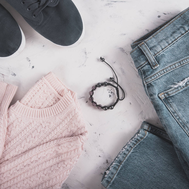 Lässig flach gelegt - Jeans, pinkfarbener Pullover und Turnschuhe - Foto, Bild