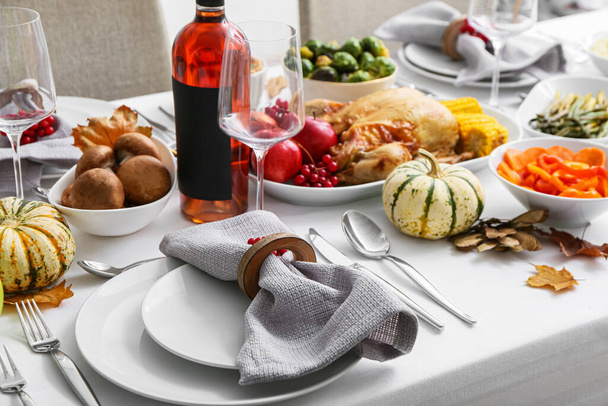感謝祭ディナーのための美しいテーブル設定 - 写真・画像