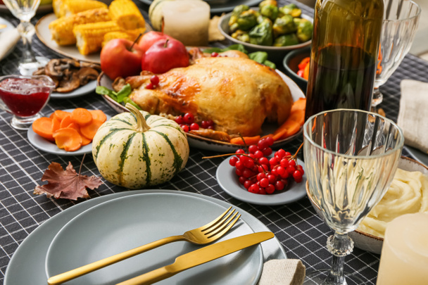 Накрытие стола и традиционная еда на День благодарения на обслуживаемый стол - Фото, изображение