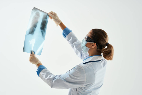 εργασία νοσοκομειακής σάρωσης ασθενών με διάγνωση γυναίκας γιατρού - Φωτογραφία, εικόνα