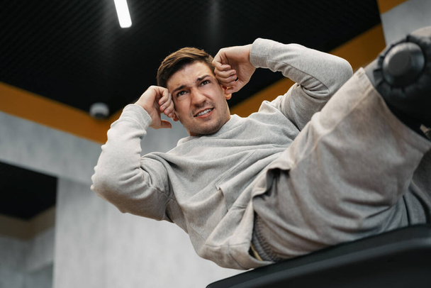 Молодий спортсмен виконує вправи без вправ в сучасному тренажерному залі
 - Фото, зображення