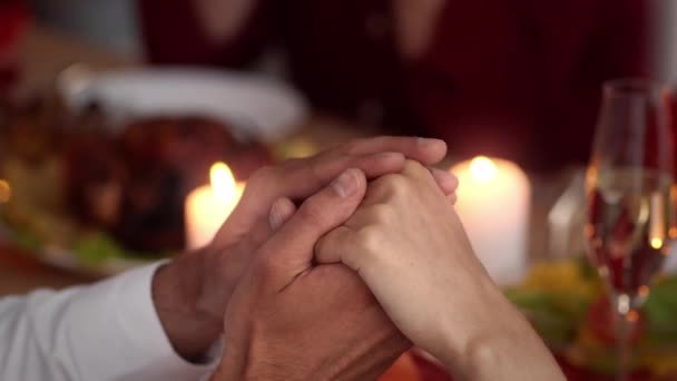 Koca, Şükran Günü 'nde Karısının Elini Öpüyor Evde Aile Yemeği, Kırpılmış - Video, Çekim