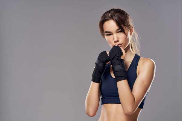 piękna kobieta boks ćwiczenia fitness pozowanie ciemne tło - Zdjęcie, obraz
