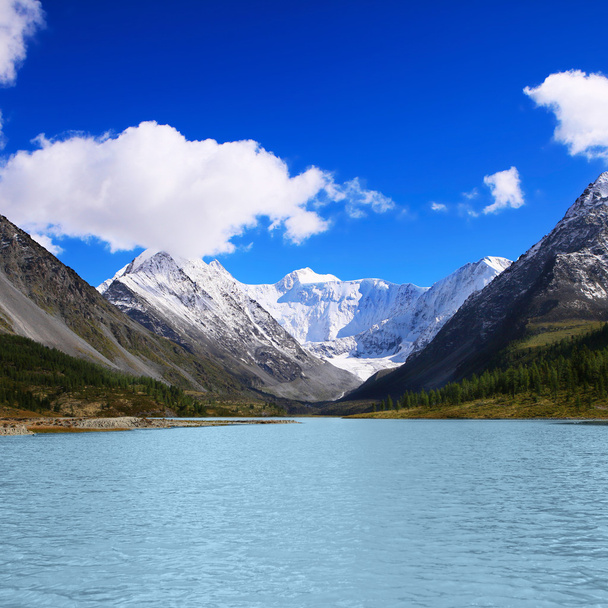 hermoso lago de montaña al pie de la montaña
 - Foto, Imagen