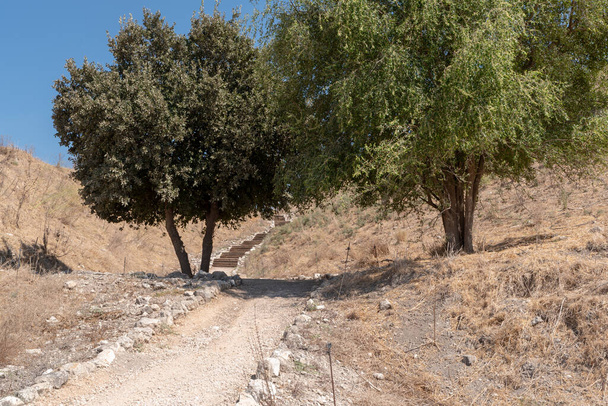 Der Tel Megiddo Nationalpark ist eine archäologische Stätte. Auch bekannt als Armageddon, der Ort, an dem der letzte Kampf zwischen Gut und Böse ausgetragen wird. - Foto, Bild