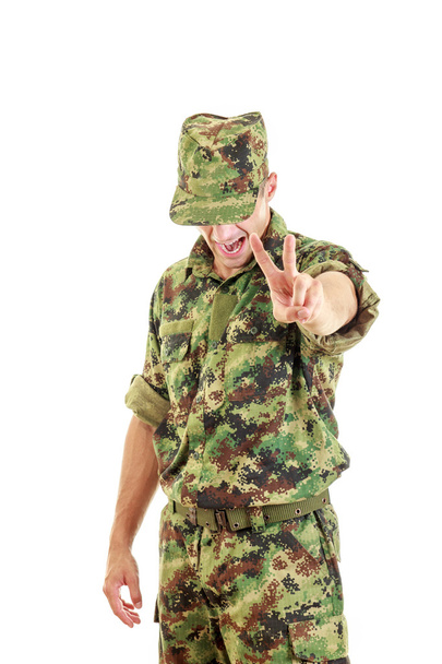 Wütender Soldat mit verstecktem Gesicht in grüner Tarnuniform und - Foto, Bild