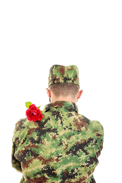Dos d'un soldat avec rose rouge sur l'épaule
 - Photo, image