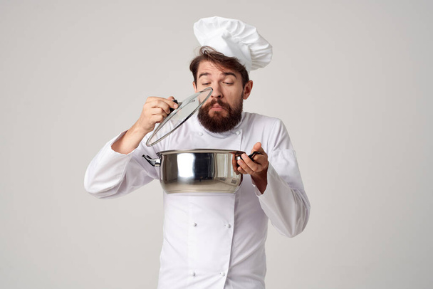 chef masculino preparando comida en una cacerola profesional de la cocina - Foto, imagen
