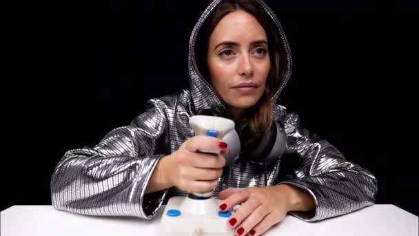Femme avec sweat à capuche argenté avec joystick arcade - Séquence, vidéo