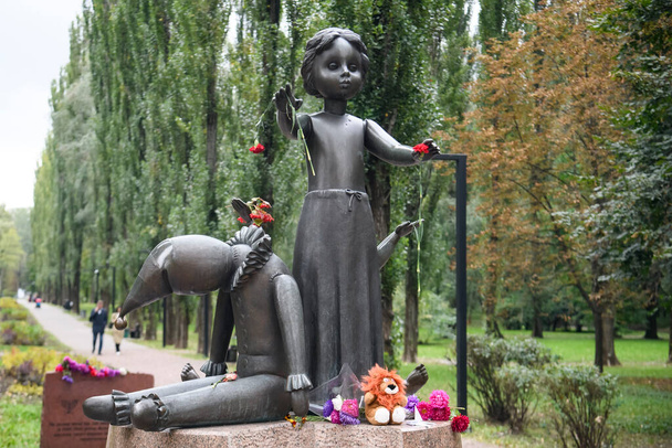 Пам'ятник розбитий лялькою і іграшками в пам'ять про дітей, страчених в Бабин Яр під час Другої світової війни в Національному історичному меморіалі Бабин Яр, Київ, Україна, 2021 рік  - Фото, зображення
