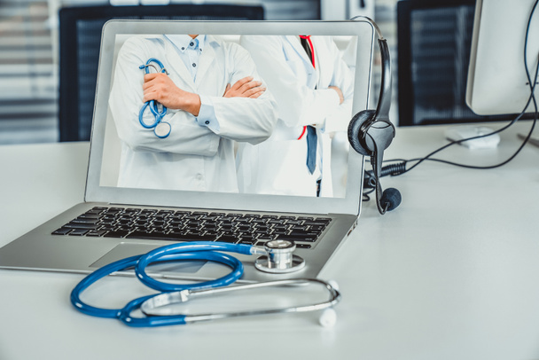 Servicio de telemedicina videollamada en línea para que el médico charle activamente con el paciente - Foto, imagen
