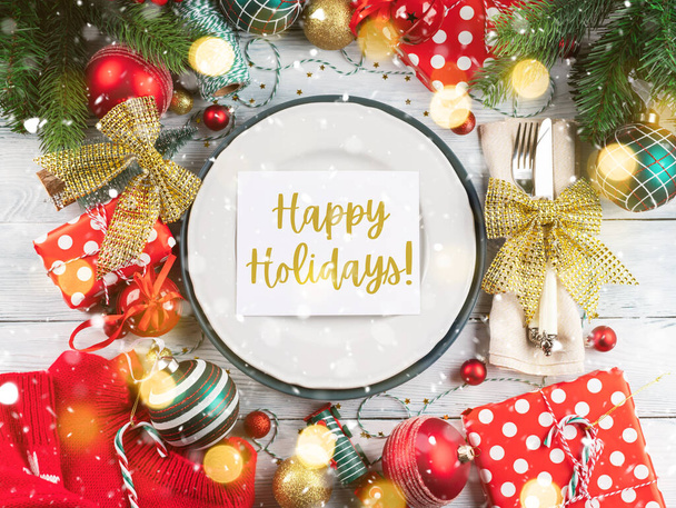 クリスマスお祝いテーブルの設定と紙のカード願いハッピーホリデー - 写真・画像