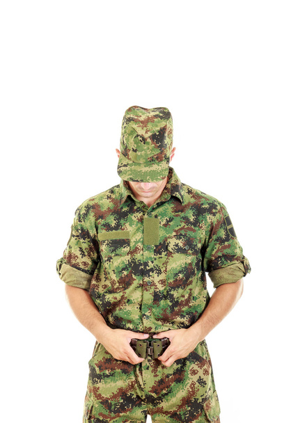 Soldat in militärischer Tarnuniform am Gürtel befestigt - Foto, Bild