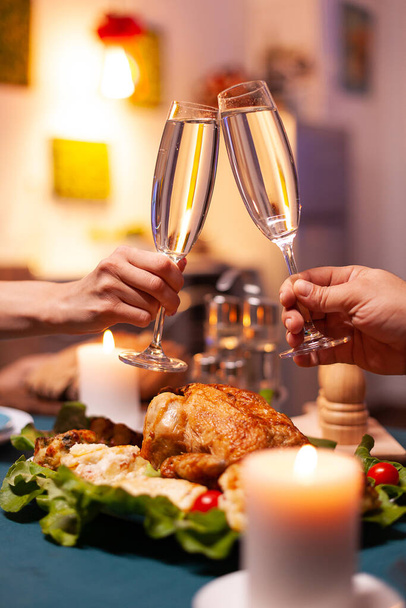 Gros plan de couple affrontant verre de vin pendant le dîner de Noël - Photo, image