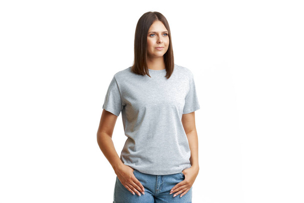 Młoda kobieta w szarej koszuli izolowane - Zdjęcie, obraz