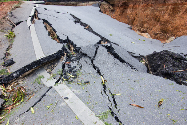 gebroken weg door een aardbeving in chiang rai, thailand - Foto, afbeelding