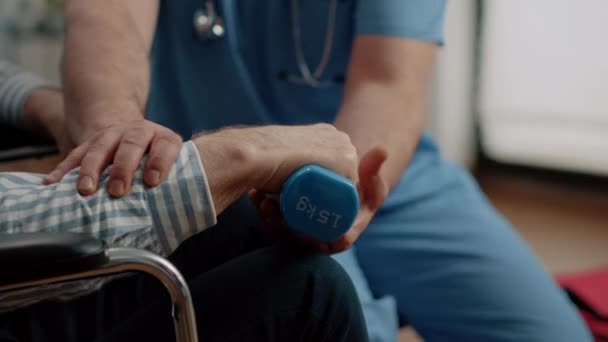Close-up van de hand van de patiënt houden halters - Video