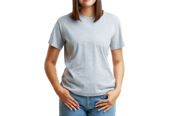 Jonge vrouw in grijs shirt geïsoleerd - Foto, afbeelding