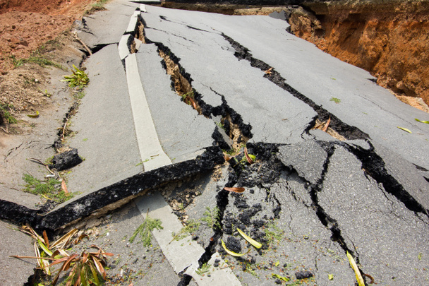 σπασμένα δρόμο από σεισμό το Τσιάνγκ Ράι, Ταϊλάνδη - Φωτογραφία, εικόνα