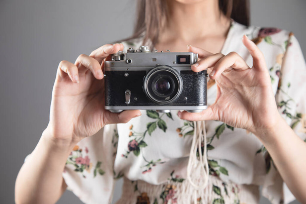 woman holding a vintage camera - Fotografie, Obrázek