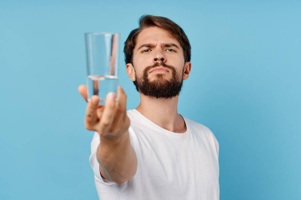 όμορφο άνθρωπος ποτήρι νερό μπλε φόντο - Φωτογραφία, εικόνα