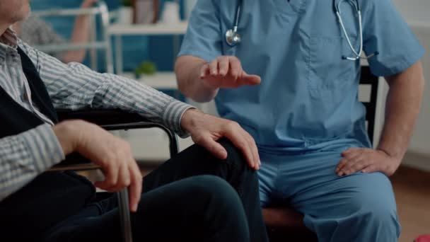 Lähikuva kädet mies sairaanhoitaja lohduttava vanhempi potilas - Materiaali, video