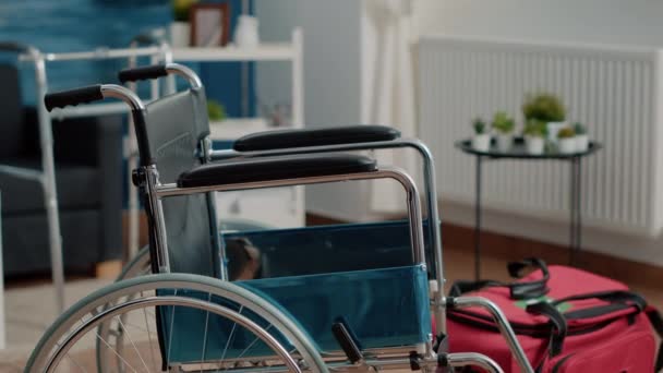крупним планом інвалідне крісло для транспортної підтримки
 - Кадри, відео