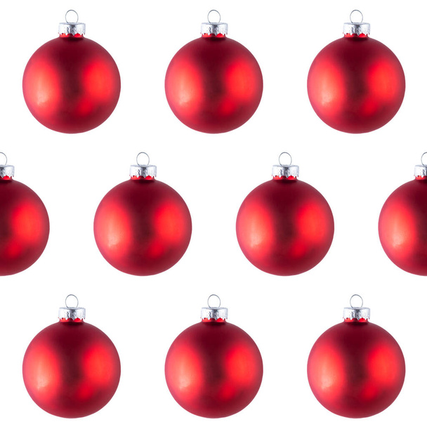 Patrón de bolas rojas de Navidad aisladas sobre un fondo blanco. - Foto, imagen