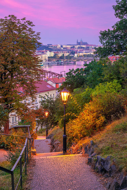 Πράγα το ξημέρωμα. Cityscape εικόνα της Πράγας, πρωτεύουσα της Τσεχίας με την ανατολή του φθινοπώρου. - Φωτογραφία, εικόνα