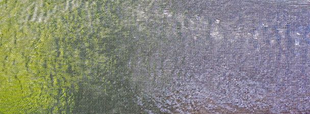 Bir sivrisinek ağından alınan doğal soyut arkaplan hortumla, yatay olarak yıkanır. - Fotoğraf, Görsel