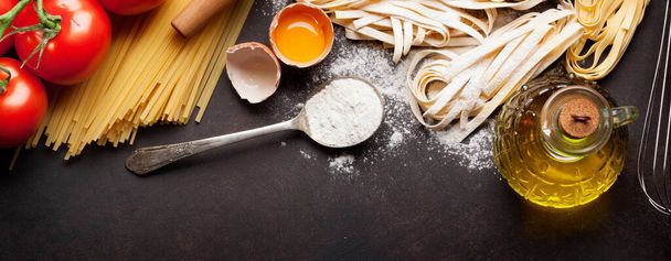 Tészta főzés összetevők konyhaasztalon. Top view lapos fektetés - Fotó, kép