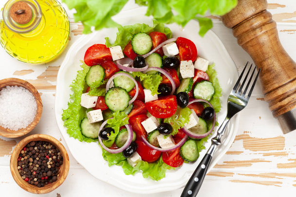 Klasszikus görög saláta friss kerti zöldségekkel. Top view lapos fektetés - Fotó, kép