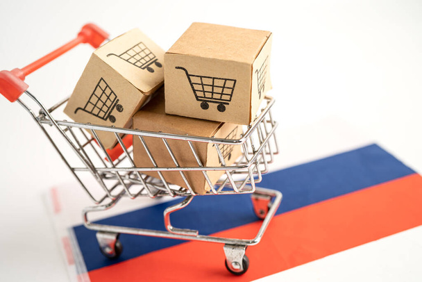 Pudełko z logo koszyka zakupów i flagi Rosji, Import Eksport Zakupy online lub e-commerce finanse dostawy usługi sklep wysyłkowy produkt wysyłki, handlu, koncepcji dostawcy. - Zdjęcie, obraz