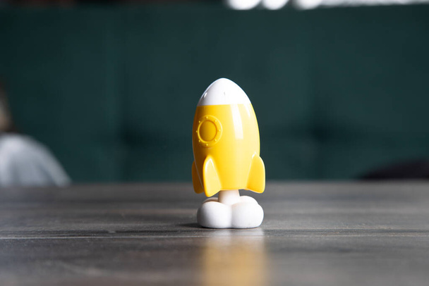 petite fusée sur la table. concept startup - Photo, image