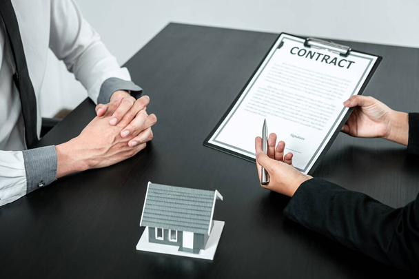 Estate agent are presenting home loan to client and discussing to decision signing agreement contract form, Home Insurance and Real estate investment concept. - Fotoğraf, Görsel
