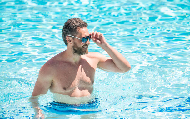 Dovolená v létě. Ten chlap nosí brýle ve vodě. Volný čas a den volna. relax. - Fotografie, Obrázek
