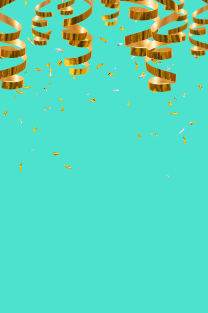 Золоті блискучі спіралі, стримери та конфетті на червоному тлі з місцем для тексту. Святковий різдвяний фон
 - Фото, зображення