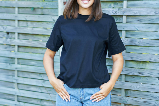 jovem mulher em camisa preta
 - Foto, Imagem