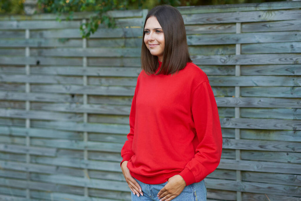 jovem mulher em blusa vermelha
 - Foto, Imagem
