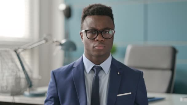 Retrato del empresario africano agitando la cabeza como ningún signo, negación  - Metraje, vídeo