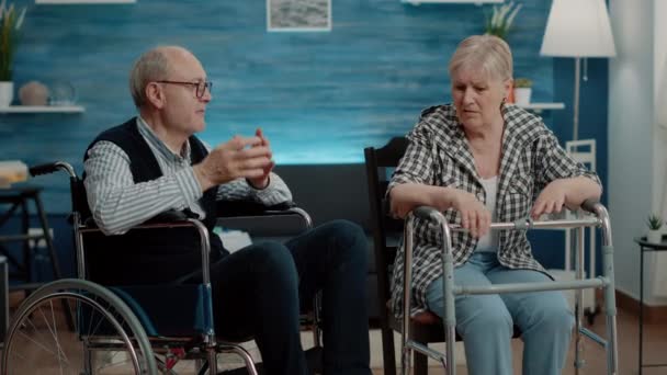 Gepensioneerden met invaliditeit praten in verpleeghuis - Video