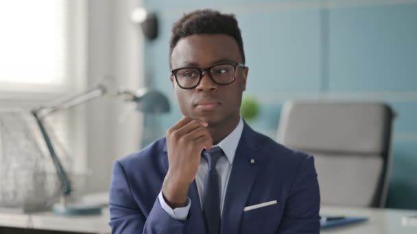 Retrato del pensante empresario africano Pensando - Imágenes, Vídeo