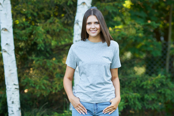 Jeune femme en chemise grise - Photo, image