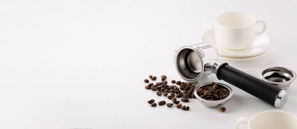 carob kahvi työstökoneet, kahvipavut, tyhjä kupit valkoisella pohjalla, banneri - Valokuva, kuva