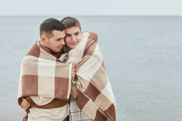 romantique gay couple par lac - Photo, image