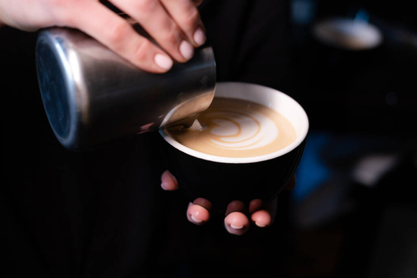 Мистецтво латте бариста. лити молоко в каву. темна кав'ярня
 - Фото, зображення