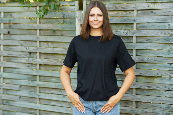 Jonge vrouw in zwarte shirt - Foto, afbeelding